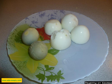 Рецепт - Салат из китайской капусты и малосольных огурцов - Шаг 3 -  Яйца аккуратно закладываем в кастрюлю с кипящей и подсоленной водой, ждем закипания, убавляем газ до умеренного и варим 10 минут на среднем огне до состояний вкуртую. Перекладываем их из кастрюли в миску с холодной водой и даем полностью остыть. Остывшие яйца чистим и делим на белки и желтки. Белки нарезаем мелкими кубиками.