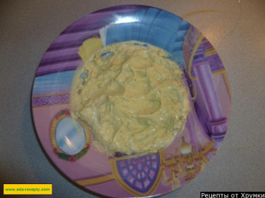 Рецепт - Салат из китайской капусты и малосольных огурцов - Шаг 4 -  Вареные желтки растираем с майонезом при помощи вилки.