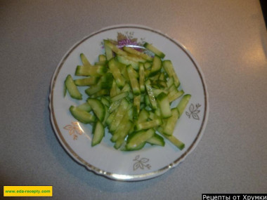 Рецепт - Салат из китайской капусты и малосольных огурцов - Шаг 2 -  Малосольный огурец также нарезаем тонкой соломкой.