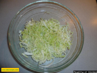 Рецепт - Салат из китайской капусты и малосольных огурцов - Шаг 1 - Подготовим продукты по списку. Капусту я использовала пекинскую, но можно взять обычную белокочанную, лучше, конечно, молодую, поскольку она сочнее и мягче. Однако, если у вас под рукой старая капуста, то можете взять и ее, просто шинкуйте потоньше. Огурец можете взять свежий, соленый, маринованный. Начинаем с того, что нарезаем капусту тоненькой соломкой, подсаливаем ее по вкусу и аккуратно обминаем руками с небольшим нажимом, чтобы она пустила сок.