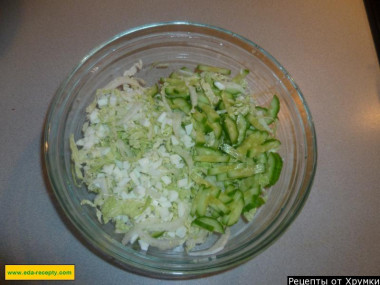 Рецепт - Салат из китайской капусты и малосольных огурцов - Шаг 5 -  Теперь соединяем капусту с огурцами и яичными белками. Добавляем в эту массу растертый с желтком майонез и всё тщательно перемешиваем. В этом рецепте я постаралась подробно описать, как сделать салат из свежей капусты и огурцов с яйцом, надеюсь, я все понятно объяснила!