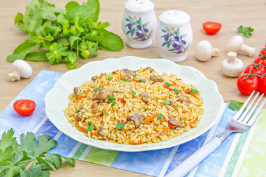 Рис с грибами на сковороде