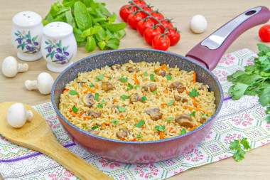 Рис с грибами на сковороде