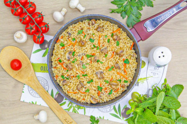 Рис с грибами на сковороде