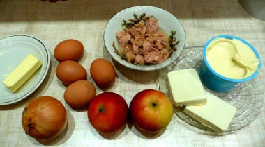 Рецепт - Салат Хризантема с плавленым сыром тунцом и яблоками - Шаг 1 - Продукты для приготовления салата.Яйца необходимо предварительно отварить. Масло подержать в морозильной камере, чтобы можно было натереть на терке.