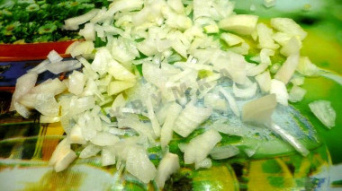 Рецепт - Салат Хризантема с плавленым сыром тунцом и яблоками - Шаг 2 -  Лук мелко порезать, залить кипятком и подержать минут 5-10. Затем воду слить.