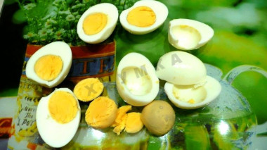 Рецепт - Салат Хризантема с плавленым сыром тунцом и яблоками - Шаг 3 -  Вареные яйца почистить и порезать на половинки. 1 - половинку отложить на украшение. У других половинок желтки отделить от белков. Желки на некоторое время отложить, из белков формируем нижний слой.