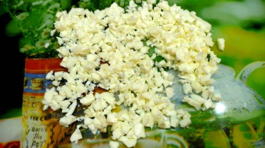 Рецепт - Салат Хризантема с плавленым сыром тунцом и яблоками - Шаг 4 -  Белки мелко порубить.