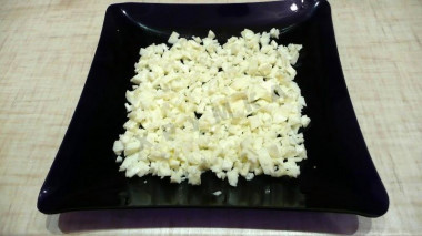 Рецепт - Салат Хризантема с плавленым сыром тунцом и яблоками - Шаг 5 -  Порубленные белки выложить слоем в салатник, смазать майонезом. Нижний слой, впрочем как и все последующие, не стоит густо смазывать соусом., слегка побрызгать.