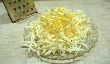 Рецепт - Салат Хризантема с плавленым сыром тунцом и яблоками - Шаг 6 -  Плавленный сыр и масло потереть на терке.