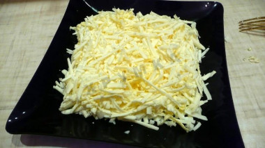 Рецепт - Салат Хризантема с плавленым сыром тунцом и яблоками - Шаг 7 -  Сыр с маслом выложить ровным слоем на белки.