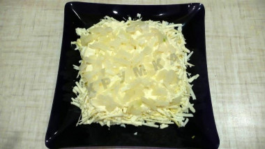 Рецепт - Салат Хризантема с плавленым сыром тунцом и яблоками - Шаг 8 -  Третьий слой формируем из лука, смазать майонезом.