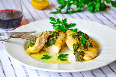 Жареное куриное филе на сковороде с лимоном и зеленью
