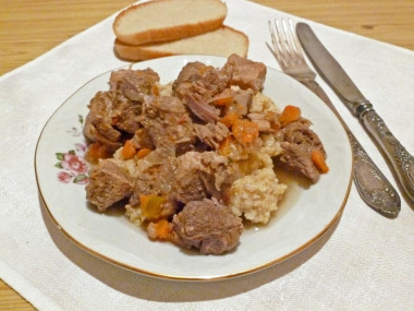 Рагу из свинины с луком и морковью в утятнице