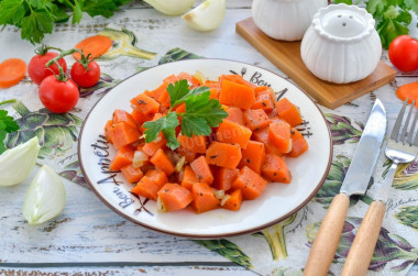 Тушеная морковь с луком на сковороде