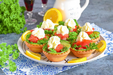 Тарталетки с творожным сыром огурцом и рыбой