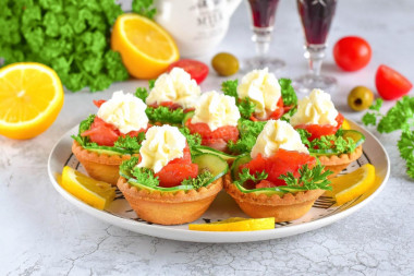 Тарталетки с творожным сыром огурцом и рыбой