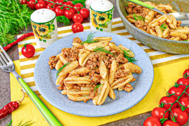 Макароны с помидорами и фаршем
