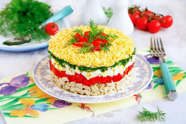 Салат с куриной грудкой и яйцами и сыром