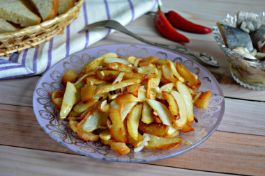 Жареная картошка с репчатым луком и шкварками