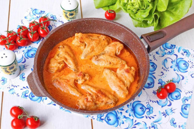 Куриные крылышки в соусе на сковороде
