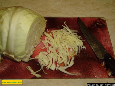 Рецепт - Сырой капустный салат с яблоками морковью и зеленым луком - Шаг 2 -  Сначала мы хорошенько моем овощи и яблоки, затем подсушиваем их на салфетке. Капусту мелко шинкуем (впрочем, ее тоже можно на терке натереть - в рецепте так сказано).