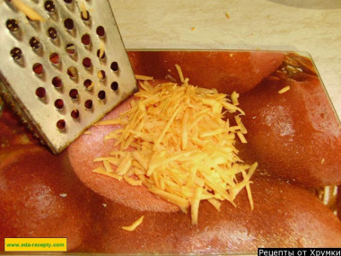 Рецепт - Сырой капустный салат с яблоками морковью и зеленым луком - Шаг 3 -  Морковку чистим и натираем на крупной терке.