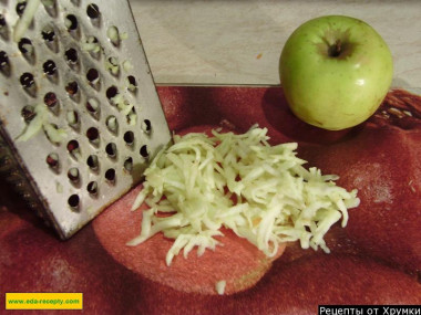 Рецепт - Сырой капустный салат с яблоками морковью и зеленым луком - Шаг 4 -  Яблоки натираем на крупной терке. Для этого салата подойдут кисло-сладкие, зеленые.