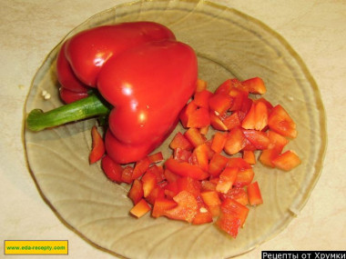Рецепт - Сырой капустный салат с яблоками морковью и зеленым луком - Шаг 5 -  Болгарский сладкий перец (чтобы салат получился красивым, можно взять разноцветный: желтый, красный, зеленый) нарезаем мелкими кубиками.