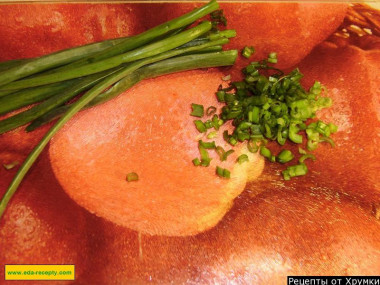 Рецепт - Сырой капустный салат с яблоками морковью и зеленым луком - Шаг 6 -  Зеленый лук моем и нарезаем мелко-мелко.