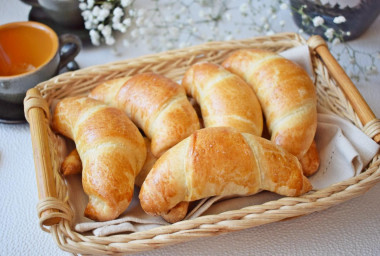 Круассаны из слоёного теста со сгущёнкой вареной