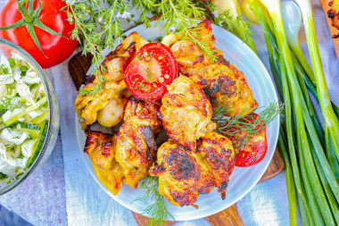 Сочный шашлык из курицы на мангале