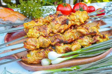 Сочный шашлык из курицы на мангале