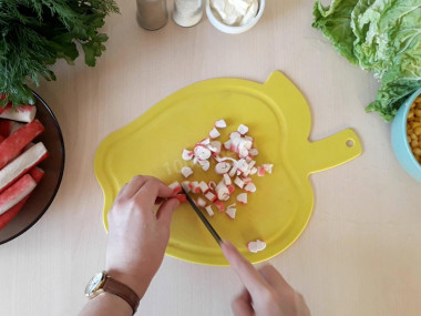 Рецепт - Салат с пекинской капустой палочками огурцами яйцом - Шаг 1 - Нарежьте крабовые палочки небольшими кусочками.