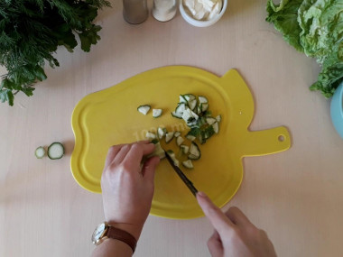 Рецепт - Салат с пекинской капустой палочками огурцами яйцом - Шаг 2 -  Мелкими кубиками порежьте свежие огурцы.