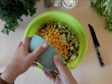 Рецепт - Салат с пекинской капустой палочками огурцами яйцом - Шаг 3 -  Высыпьте все в большую емкость и добавьте консервированную кукурузу.