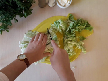 Рецепт - Салат с пекинской капустой палочками огурцами яйцом - Шаг 5 -  Порвите руками или порежьте пекинскую капусту.