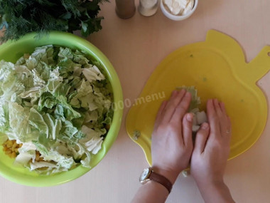 Рецепт - Салат с пекинской капустой палочками огурцами яйцом - Шаг 6 -  Добавьте ее в емкость с остальными ингредиентами.