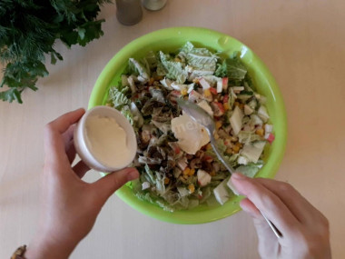 Рецепт - Салат с пекинской капустой палочками огурцами яйцом - Шаг 7 -  Добавьте майонез.