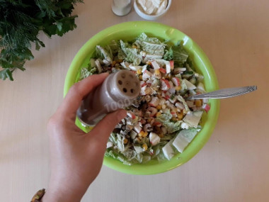 Рецепт - Салат с пекинской капустой палочками огурцами яйцом - Шаг 8 -  Приправьте солью и перцем.