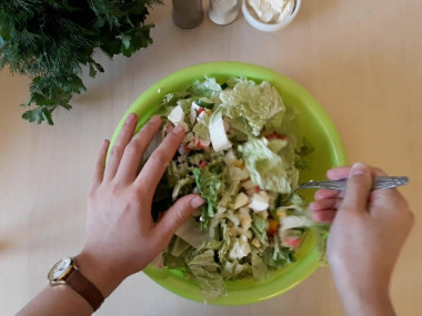 Рецепт - Салат с пекинской капустой палочками огурцами яйцом - Шаг 9 -  Все тщательно перемешайте.