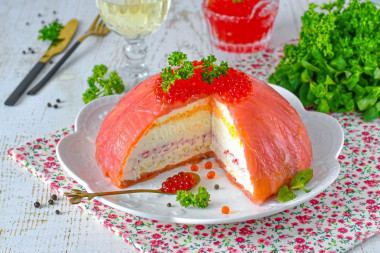 Закусочный торт с красной рыбой