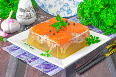 Холодец из свиных ножек в кастрюле