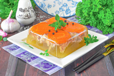 Холодец из свиных ножек в кастрюле