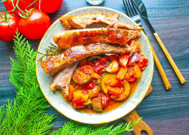Рёбра дикого кабана с овощами в духовке