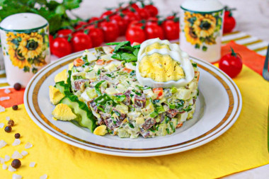 Салат оливье с говядиной