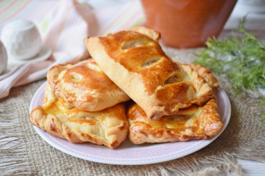 Пирожки с мясом из слоеного теста в духовке