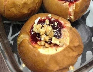 Запеченные яблоки с джемом и орехами