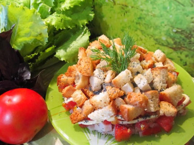 Салат с копченой курицей, белыми сухариками и маком