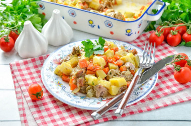 Картошка с мясом и луком в духовке